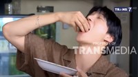 Mengikuti ‘Indoneisan style’ atau gaya orang Indonesia, pria dengan julukan ‘Dancing Machine’ ini mencoba makan nasi ramesnya menggunakan tangan langsung. Ia juga mengungkap rasanya “enak beut.” Foto: Transmedia/Trans7