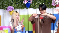 Setelah makan di warteg, idol dengan nama asli Kim Jongin ini lanjut mencoba menjadi penjual es teh tarik. Ia mulai meraciknya dengan menambah susu kental manis. Foto: Transmedia/Trans7
