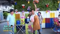 Pegawai mengambil alih dengan menarik es teh susu ini dari satu wadah ke wadah lain. Melihat aksi tersebut, idol 31 tahun ini menunjukkan ekspresi tercengang. Foto: Transmedia/Trans7