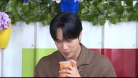 Setelah es teh tarik yang sempat ia racik selesai dibuat, Kai langsung mencicipinya. Lagi-lagi ia menyebut es teh tarik ini “enak beut!”  Foto: Transmedia/Trans7