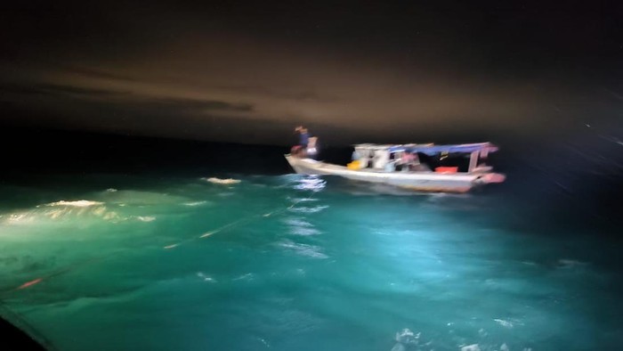 Kapal tenggelam di Pulau Panggang dan tujuh nelayan berhasil diselamatkan.