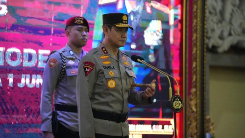 Kapolda Bali, Irjen Daniel Adityajaya, memimpin upacara kenaikan pangkat puluhan personel di Gedung Presisi Polda Bali, Senin 30/06/2025. (Dok. Polda Bali)