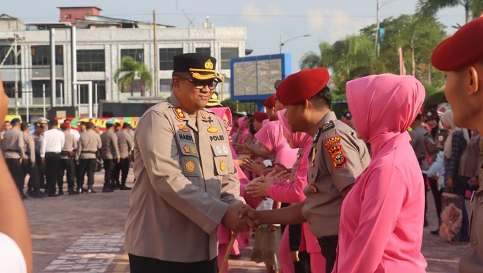 Kapolres Dumai AKBP Hardi Dinata menyampaikan kenaikan pangkat adalah amanh yang harus dijaga. Total ada 49 personel naik pangkat jelang HUT Bhayangkara, pada Senin (30/6/2025).