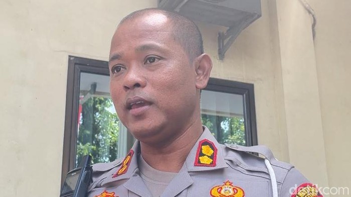 Kasat Lantas Polretabes Medan AKBP I Made Parwita saat diwawancarai di Polsek Sunggal, Senin (30/6/2025). (Finta Rahyuni/detikSumut)
