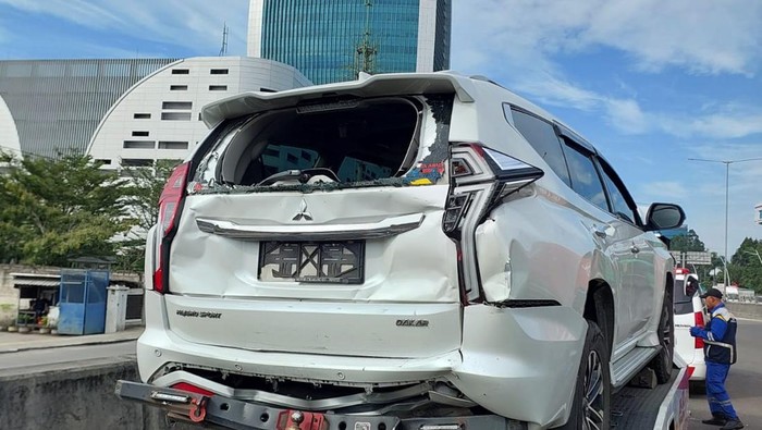 Kecelakaan melibatkan truk dengan pajero di Tol Kebon Bawang, Jakarta Utara, pada Senin (30/6/2025) pagi tadi.