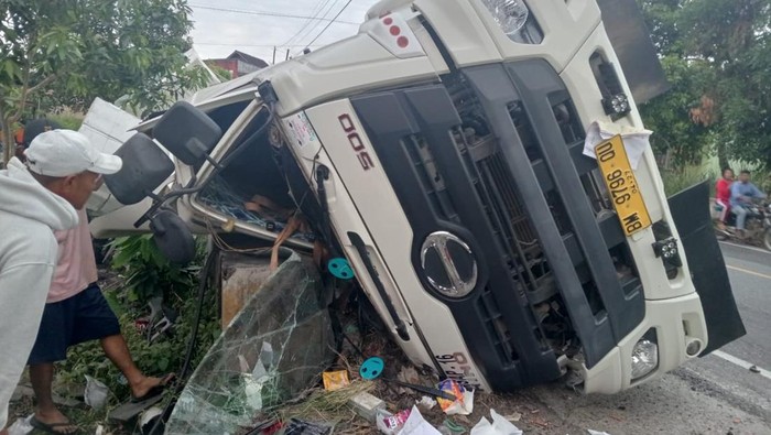 Kondisi truk yang terbalik usai kecelakaan