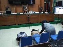 Sujud Keluarga 3 Polisi Korban Penembakan Minta Kopda Bazar Dihukum Mati