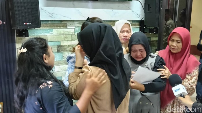 Keluarga korban menangis setelah menjadi saksi di persidangan