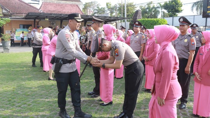Kapolres Blitar Kota AKBP Titus Yudho Uly memimpin langsung upacara kenaikan pangkat