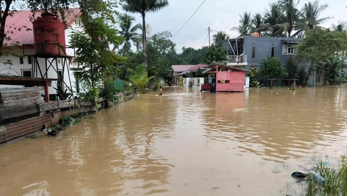 Sebanyak 176 kepala keluarga (KK) yang tersebar di 4 RT di Kelurahan Lepo-lepo, Kecamatan Baruga, Kendari, Sulawesi Tenggara (Sultra), terdampak banjir imbas Sungai Wanggu meluap.