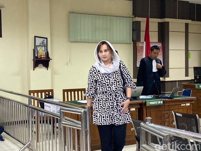 Kepala Bapenda Kota Semarang, Indriyasari, menjadi saksi dalam sidang kasus dugaan korupsi Eks Walkot Hevearita Gunaryanti dan suami, Alwin Basri, di Pengadilan Tipikor Semarang, Senin (30/6/2025).