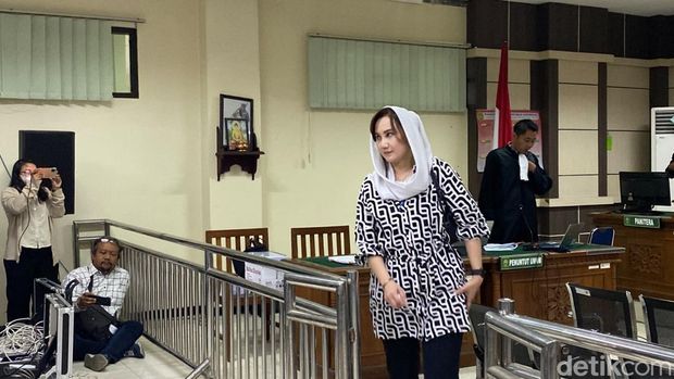 Kepala Bapenda Kota Semarang, Indriyasari, menjadi saksi dalam sidang kasus dugaan korupsi Eks Walkot Hevearita Gunaryanti dan suami, Alwin Basri, di Pengadilan Tipikor Semarang, Senin (30/6/2025).