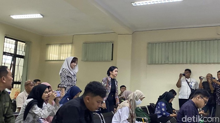 Kepala Bapenda Kota Semarang, Indriyasari (berhijab) dihadirkan dalam sidang kasus dugaan korupsi Eks Walkot Semarang, Hevearita Gunaryanti Rahayu dan suaminya, Alwin Basri sebagai saksi di Pengadilan Tipikor Semarang, Kecamatan Semarang Barat, Senin (30/6/2025).