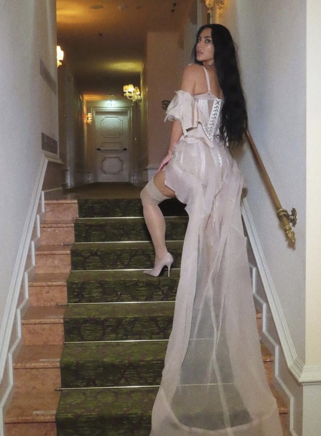 Dalam pesta bertema piyama, Kim tembus pandang berwarna beige. Lingerie tersebut datang dari  desainer Dilara Findikoglu. Foto: dok. Instagram @kimkardashian