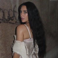 Penampilan Kim yang terlalu seksi bahkan dinilai seperti ‘penunggu’ rumah bordil. “Saat di Venesia kamu tampil seperti pekerja di rumah bordil,” sindir netizen.  Foto: dok. Instagram @kimkardashian
