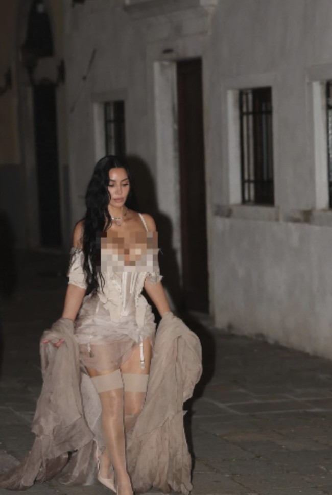 Lingerie dengan potongan korset tersebut mengekspos belahan dada Kim.  Foto: dok. Instagram @kimkardashian