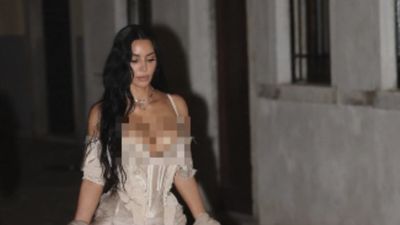 7 Gaya Kim Kardashian Dikritik bak Penunggu Rumah Bordil, Terlalu Seksi