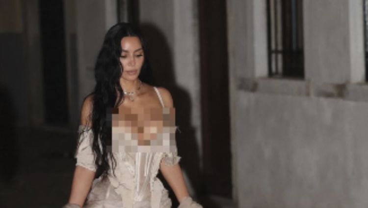 7 Gaya Kim Kardashian Dikritik bak Penunggu Rumah Bordil, Terlalu Seksi
