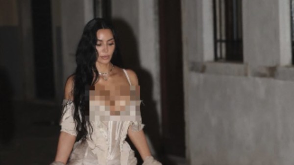 7 Gaya Kim Kardashian Dikritik bak Penunggu Rumah Bordil, Terlalu Seksi