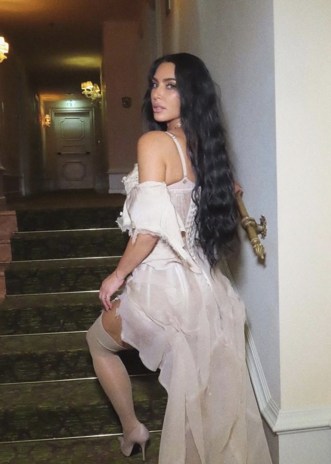 “Vulgar, tidak berkelas, tidak sopan,” kritik netizen lain. Netizen Italia bahkan menyebut Kim Kardashian memiliki selera fashion yang buruk: “Selera Amerika yang buruk akan terasa lebih kuat ketika berada di keindahan Italia yang tak terbatas.” Foto: dok. Instagram/@kimkardashian