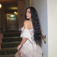 “Vulgar, tidak berkelas, tidak sopan,” kritik netizen lain. Netizen Italia bahkan menyebut Kim Kardashian memiliki selera fashion yang buruk: “Selera Amerika yang buruk akan terasa lebih kuat ketika berada di keindahan Italia yang tak terbatas.” Foto: dok. Instagram/@kimkardashian