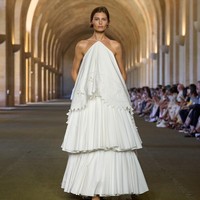Dalam kondisi ekonomi yang melambat, Jacquemus mengakui tantangan menjaga kemandirian sebagai desainer dengan latar belakang non-elitis di Paris. Ia baru saja menggandeng L’Oréal sebagai mitra minoritas dan berencana membuka butik baru di Miami Design District pada 2026. (Foto: Dok. Jacquemus)