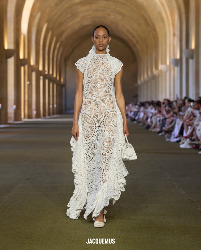 Jacquemus mengolah bahan-bahan sederhana seperti poplin katun dan linen menjadi siluet yang megah: gaun berlapis menyerupai pohon Natal, atasan smock oversized, hingga rok penuh yang menumpuk di bagian depan seperti apron petani. (Foto: Dok. Jacquemus)