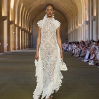 Jacquemus mengolah bahan-bahan sederhana seperti poplin katun dan linen menjadi siluet yang megah: gaun berlapis menyerupai pohon Natal, atasan smock oversized, hingga rok penuh yang menumpuk di bagian depan seperti apron petani. (Foto: Dok. Jacquemus)