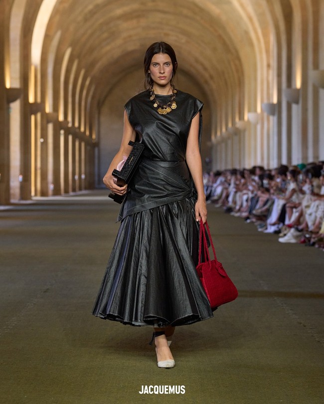 Koleksi ini menghidupkan narasi dari ladang ke runway dengan deretan busana bernuansa pekerja ladang, celemek, petticoat, kerah fichu, kerudung, hingga plus fours. (Foto: Dok. Jacquemus)