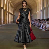 Koleksi ini menghidupkan narasi dari ladang ke runway dengan deretan busana bernuansa pekerja ladang, celemek, petticoat, kerah fichu, kerudung, hingga plus fours. (Foto: Dok. Jacquemus)