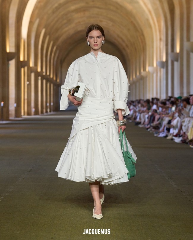 Digelar di Orangerie Istana Versailles dalam rangkaian Paris Fashion Week edisi Menswear Spring 2026, peragaan busana wanita dan pria ini menjadi penghormatan emosional terhadap kehidupan masa kecil Jacquemus di Provence, Prancis selatan. Ia memberi judul Le Paysan yang berarti Sang Petani. (Foto: Dok. Jacquemus)