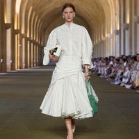 Digelar di Orangerie Istana Versailles dalam rangkaian Paris Fashion Week edisi Menswear Spring 2026, peragaan busana wanita dan pria ini menjadi penghormatan emosional terhadap kehidupan masa kecil Jacquemus di Provence, Prancis selatan. Ia memberi judul Le Paysan yang berarti Sang Petani. (Foto: Dok. Jacquemus)