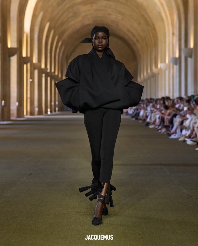 Keluarganya yang sederhana hidup dari bertani wortel, artichoke, dan bayam. Jelang peragaan, seperti dilansir dari WWD, Jacquemus mengenang bagaimana ibunya dengan bangga mengenakan rok buatan tangan bocah delapan tahun saat menjemputnya pulang sekolah. Ia membuatnya dari tirai linen dan tali sepatu Converse. (Foto: Dok. Jacquemus)