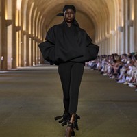 Keluarganya yang sederhana hidup dari bertani wortel, artichoke, dan bayam. Jelang peragaan, seperti dilansir dari WWD, Jacquemus mengenang bagaimana ibunya dengan bangga mengenakan rok buatan tangan bocah delapan tahun saat menjemputnya pulang sekolah. Ia membuatnya dari tirai linen dan tali sepatu Converse. (Foto: Dok. Jacquemus)