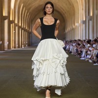 Salah satu jaket kulit bahkan dibentuk menyerupai Calisson, camilan khas Prancis berbahan dasar almond dan buah kering, menunjukkan eksplorasi teknik couture dan pendekatan artistik yang makin dalam. (Foto: Dok. Jacquemus)