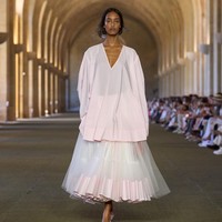 Garis busana tetap menawarkan sensualitas musim panas yang khas Jacquemus: gaun chiffon lengan kelelawar, tulle bordir bergaya halter yang melayang lembut di tubuh. Beberapa desain lain tampil minimalis namun memikat, seperti tank dress krim dan hitam dengan aksen apron yang lebih ramping. (Foto: Dok. Jacquemus)