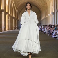 Semangat dan mimpi masa kecil itu direka ulang dengan puitis saat seorang anak pirang membuka pertunjukan dengan berlari di atas runway dan membuka pintu besar yang mengantar model-model masuk dari taman istana. (Foto: Dok. Jacquemus)