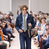 Tips Styling Dasi untuk Gaya Kasual, Diprediksi Jadi Tren Fashion 2026