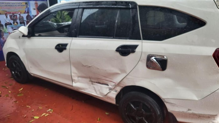 Kondisi mobil Daihatsu Sigra yang dirusak warga. (Dok. Satlantas Polrestabes Medan)