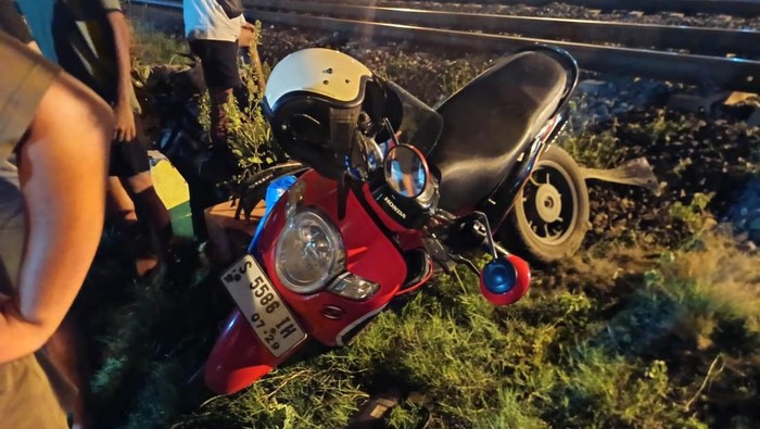 Kondisi sepeda motor yang tertabrak KA di Lamongan