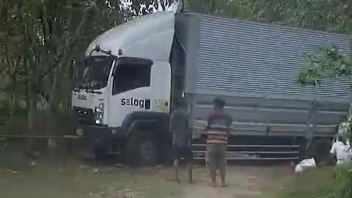 Kondisi truk boks yang tersesat gegara ikuti Google Maps di wilayah hutan Desa Trembes, Kecamatan Jati, Blora.