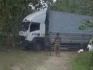 Truk Boks Tersesat di Hutan Trembes Blora gegara Google Maps