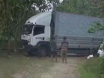 Gegara Google Maps, Truk Sebesar Ini Tersesat Masuk ke Dalam Hutan Blora