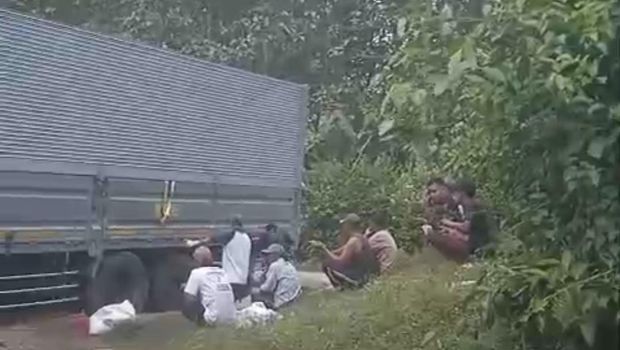 Kondisi truk boks yang tersesat gegara ikuti Google Maps di wilayah hutan Desa Trembes, Kecamatan Jati, Blora.