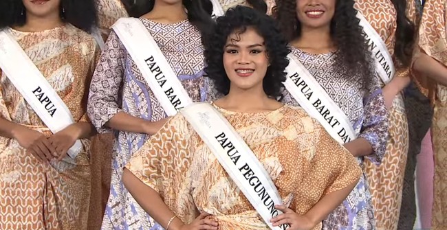 Saat konferensi pers, pihak penyelenggara Miss Indonesia tidak menjelaskan soal diskualifikasi terhadap perwakilan Papua Pegunungan, Merince Kogoya. Hanya saja saat perkenalan diketahui finalis Papua Pegunungan yang awalnya Merince digantikan oleh Karmen Anastasya. Foto: Dok. Youtube Miss Indonesia.
