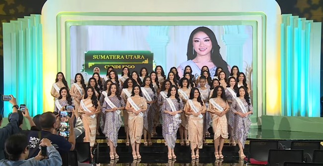 Miss Indonesia 2025 mengumumkan 38 finalis yang akan berlaga di malam final. Dalam konferensi pers yang digelar pada Senin (30/6/2025), penyelenggara tak memberikan penjelasan soal curhatan finalis asal Papua Pegunungan, Merince Kagoya, yang mengaku dipulangkan karena unggahannya yang dianggap mendukung Israel. Foto: Dok. Youtube Miss Indonesia.