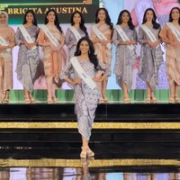 Beberapa finalis yang berada di atas panggung konferensi pers Miss Indonesia, Miss DIY mengungkapkan rasa bahagia dan bangga bisa menjadi finalis Miss Indonesia. Foto: Dok. Instagram @missindonesia.