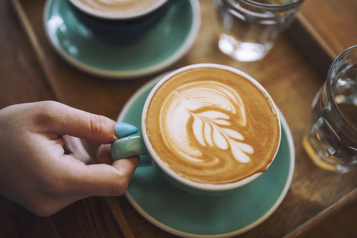 Kopi susu bisa menggunakan susu rendah lemak atau full lemak.