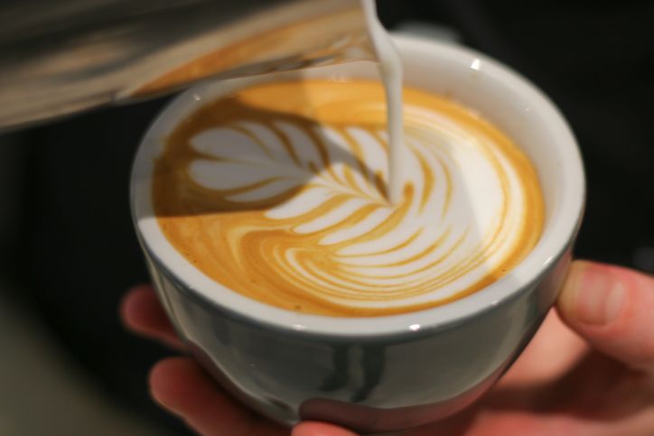 Kopi susu bisa menggunakan susu rendah lemak atau full lemak.