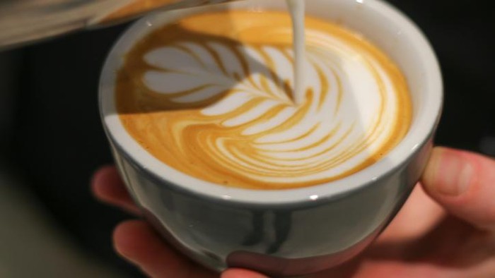 Kopi susu bisa menggunakan susu rendah lemak atau full lemak.